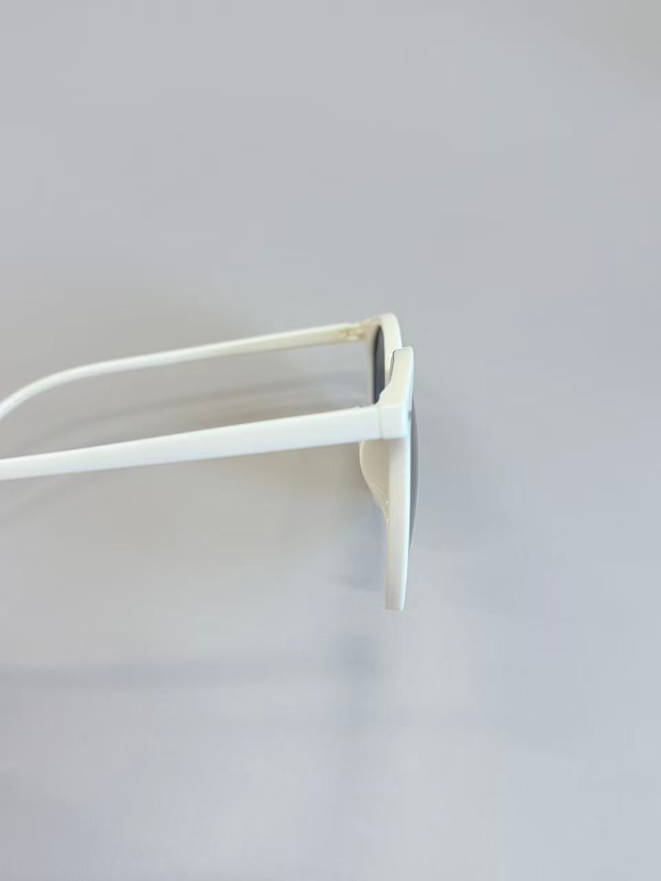 Unisex White Round Sunglasses UV400 PC Gray Lenses Classic Eyewear