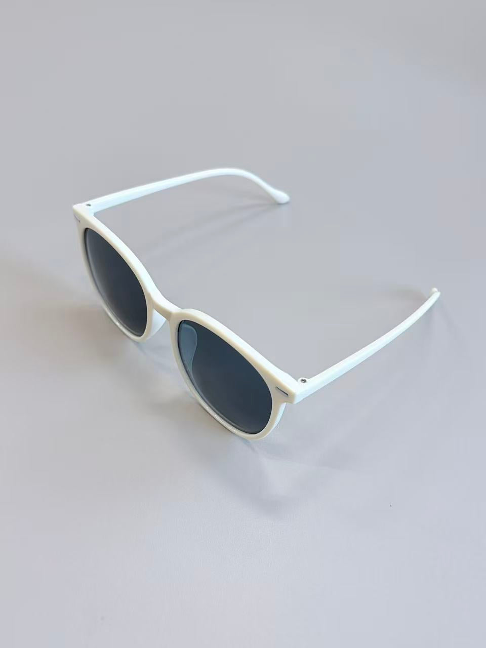 Unisex White Round Sunglasses UV400 PC Gray Lenses Classic Eyewear