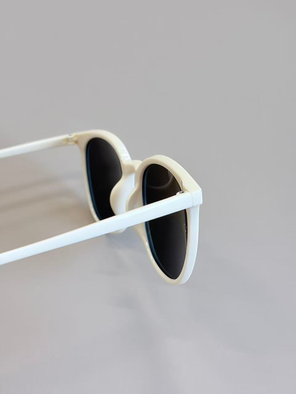 Unisex White Round Sunglasses UV400 PC Gray Lenses Classic Eyewear