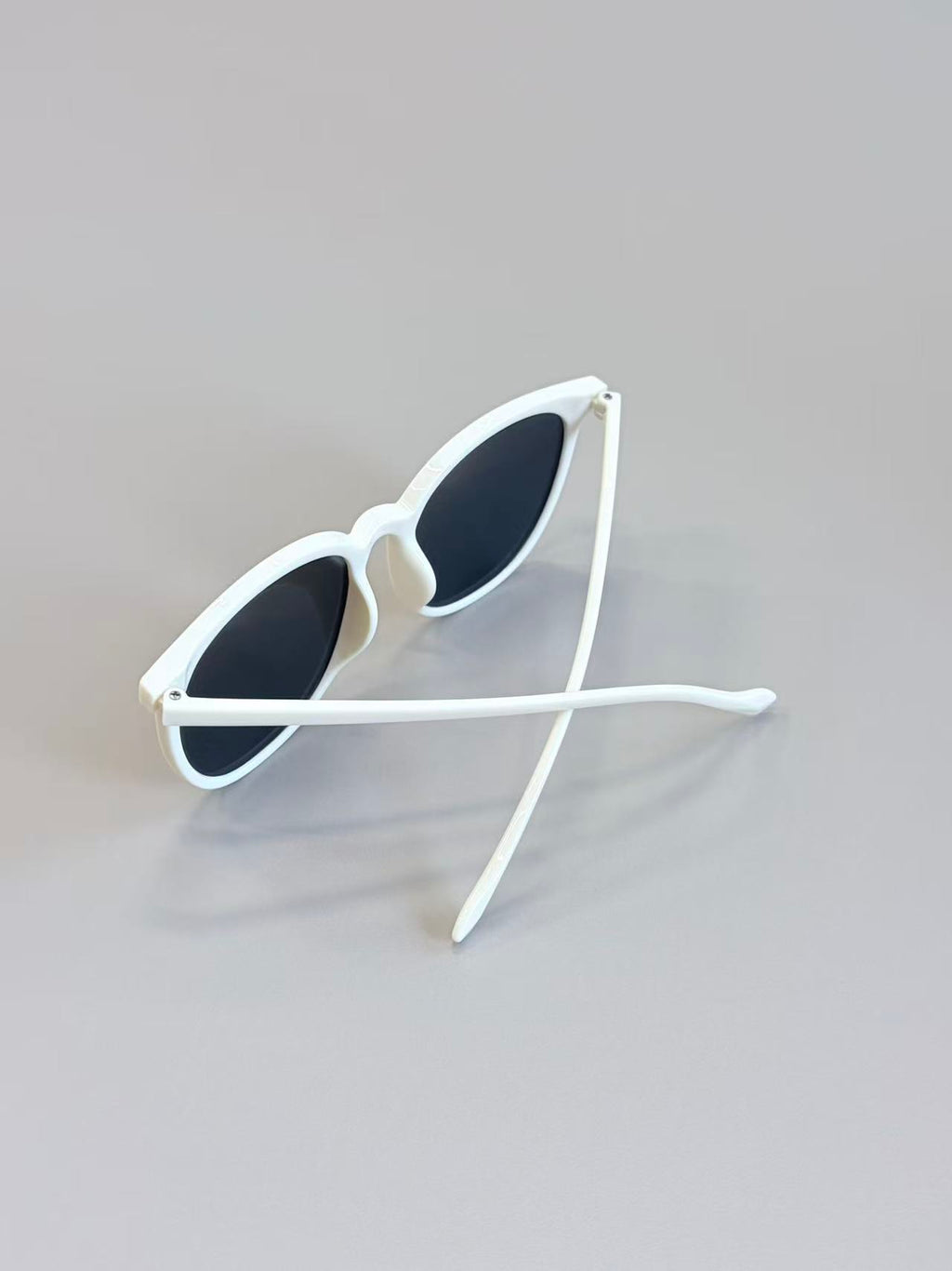 Unisex White Round Sunglasses UV400 PC Gray Lenses Classic Eyewear